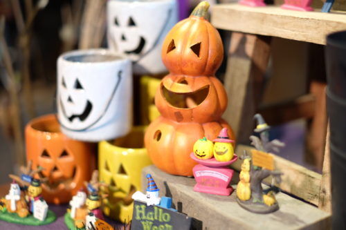 ハロウィンの雑貨で、お部屋やお庭のディスプレイを。