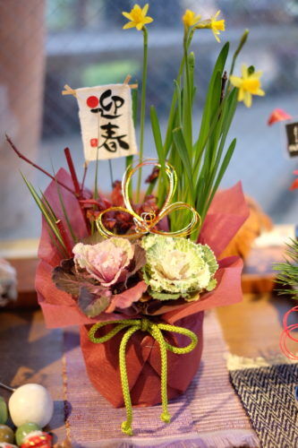 お正月飾り付きの寄せ植え。お庭におけるものから、玄関やお部屋におけるものまでご用意ございます。