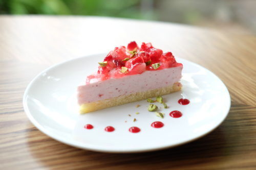 季節限定カフェメニュー「イチゴのアイスムースケーキ」