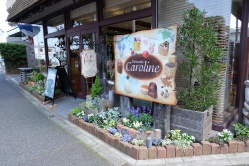 パティスリーキャロリーヌ様の花壇植え替えを行いました